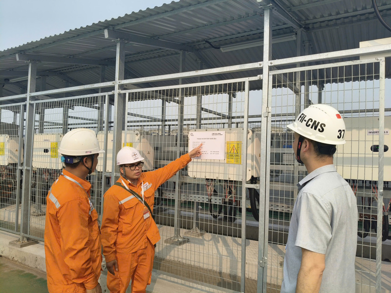 Hệ thống BESS lưu trữ được doanh nghiệp đầu tư đồng bộ với hệ thống điện mặt trời áp mái. Ảnh: Thanh Hương