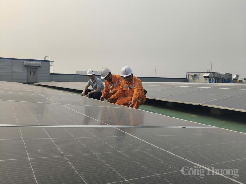 Hiện điện mặt trời mái nhà đang gia tăng nhanh chóng tại nhiều địa phương trên cả nước.