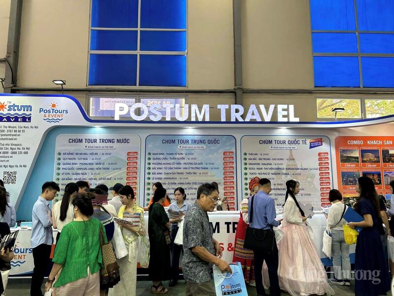 Du khách tìm hiểu về các tour, tuyến dịp hè sắp tới. Ảnh: Tiến Mạnh
