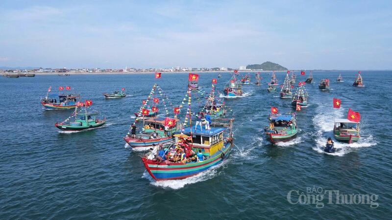 Người dân cùng hàng chục con thuyền nối đuôi nhau ngự giá Ngư Ông ra biển.