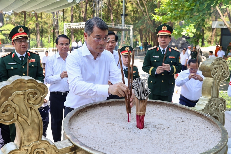 Thủ tướng dâng hương tại Nghĩa trang Liệt sĩ quốc gia Trường Sơn - Ảnh: VGP/Nhật Bắc