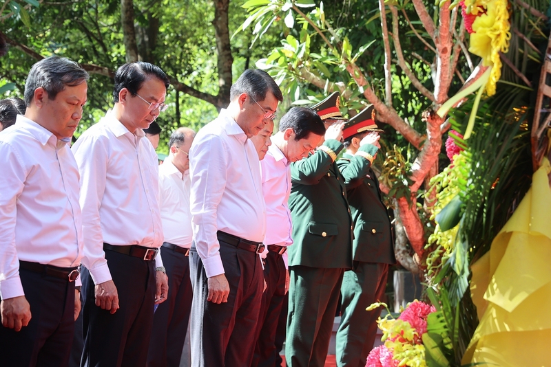 Thủ tướng Lê Minh Hưng và các đại biểu tưởng niệm các Anh hùng, liệt sĩ tại di tích quốc gia đặc biệt Hang Tám Cô - Đường 20 Quyết thắng - Ảnh: VGP/Nhật Bắc