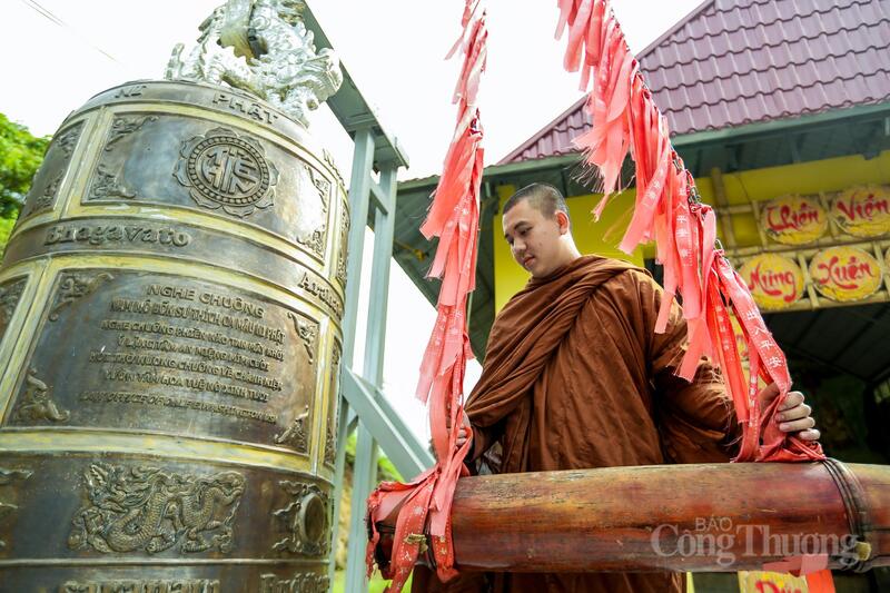 Trao đổi với phóng viên Báo Công Thương, Đại đức Kim Tuệ - Phó trụ trì Thiền viện Đại Hóa chia sẻ: “Ngày đầu đặt chân đến Mường Lát, chúng tôi chỉ mong có một nơi để bà con phật tử và người dân có thể tìm đến sinh hoạt văn hoá, tâm linh. Để dựng nên ngôi thiền viện giữa vùng núi cao biên giới này là hành trình đầy khó khăn nhưng cũng rất nhiều nhân duyên”.