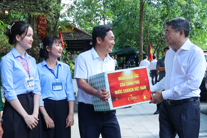 Thủ tướng Lê Minh Hưng tặng quà Ban Quản lý khu di tích quốc gia đặc biệt Hang Tám Cô - Đường 20 Quyết thắng - Ảnh: VGP/Nhật Bắc