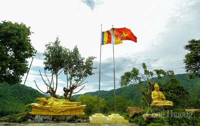 Được xây dựng từ năm 2019, Thiền viện Đại Hóa là ngôi chùa đầu tiên và duy nhất tại xã biên giới Mường Lát. Từ vị trí của thiền viện có thể phóng tầm mắt bao quát cả một vùng núi non rộng lớn, thấp thoáng những nếp nhà của đồng bào Mông, Thái nằm nép mình bên sườn núi.