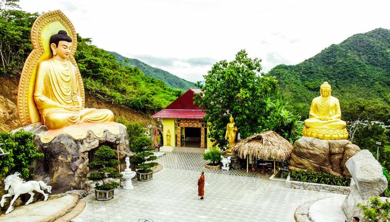 Những ngày cuối tháng 5, nắng vùng biên hắt xuống những triền núi khô khát, gió Lào hun nóng cả những cung đường quanh co dẫn vào trung tâm xã Mường Lát. Từ trung tâm xã, men theo con dốc nhỏ lên bản Tén Tằn, ngôi thiền viện dần hiện ra giữa màu xanh của núi rừng. Mái chùa cong vút, tiếng chuông ngân vang trong không gian tĩnh lặng khiến nhiều người có cảm giác như bước vào một miền an yên khác biệt hoàn toàn với sự khắc nghiệt nơi biên cương.