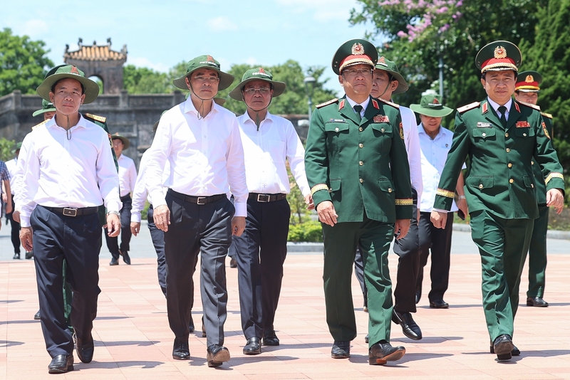 Thủ tướng Lê Minh Hưng đến dâng hương, dâng hoa tại Di tích quốc gia đặc biệt Thành cổ Quảng Trị - Ảnh: VGP/Nhật Bắc