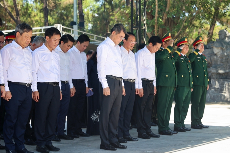 Thủ tướng Lê Minh Hưng và các đại biểu tưởng niệm các Anh hùng, liệt sĩ tại Nghĩa trang liệt sĩ Quốc gia Trường Sơn - Ảnh: VGP/Nhật Bắc