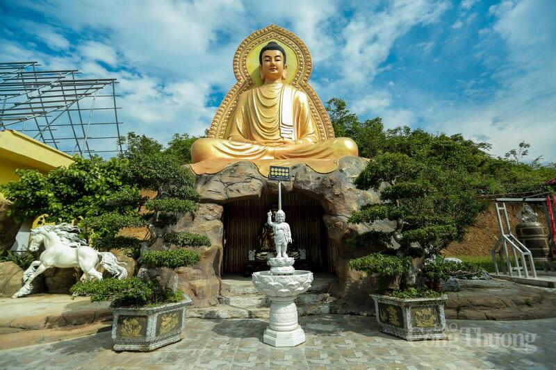 Không đồ sộ hay nguy nga như nhiều ngôi chùa ở miền xuôi, thiền viện mang vẻ mộc mạc, gần gũi với thiên nhiên. Chính sự giản dị ấy lại tạo nên cảm giác thanh tịnh rất riêng giữa đại ngàn biên giới. Những hàng cây xanh phủ bóng quanh sân chùa, tiếng mõ đều đều vọng ra từ chính điện khiến nhiều du khách khi đến đây đều chọn ngồi thật lâu để tìm chút bình yên.