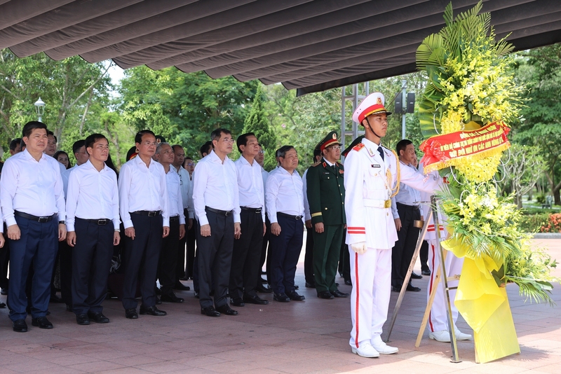 Thủ tướng Lê Minh Hưng dâng hoa tại Di tích quốc gia đặc biệt Thành cổ Quảng Trị - Ảnh: VGP/Nhật Bắc