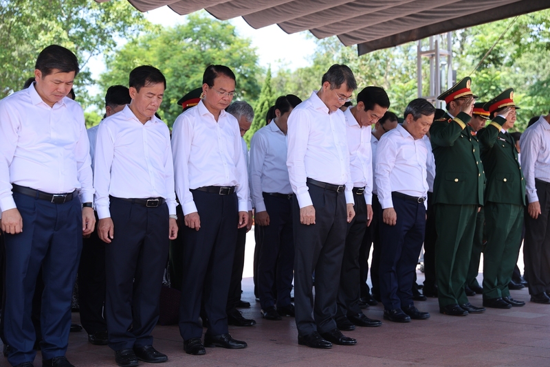 Thủ tướng Lê Minh Hưng và các đại biểu tưởng niệm các Anh hùng, liệt sĩ tại Di tích quốc gia đặc biệt Thành cổ Quảng Trị - Ảnh: VGP/Nhật Bắc