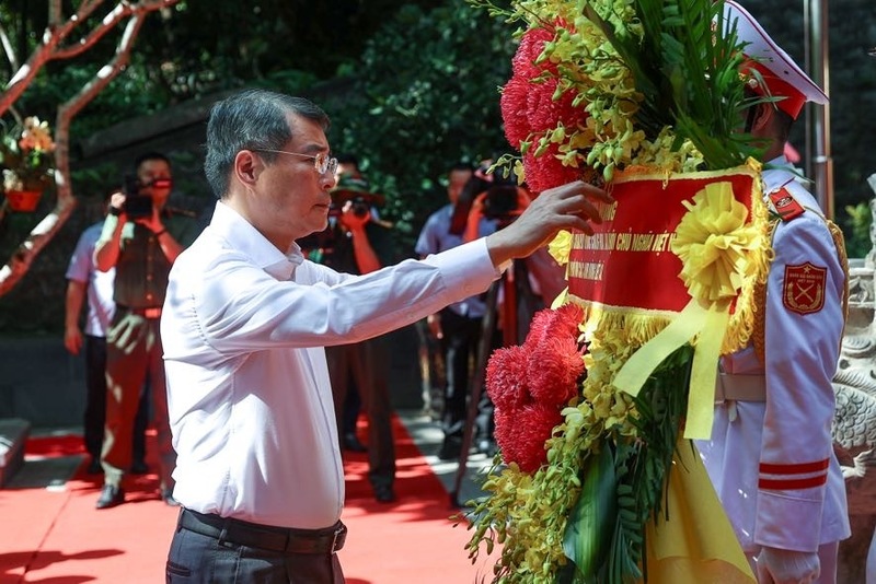 Thủ tướng Lê Minh Hưng dâng hoa tại di tích quốc gia đặc biệt Hang Tám Cô - Đường 20 Quyết thắng - Ảnh: VGP/Nhật Bắc