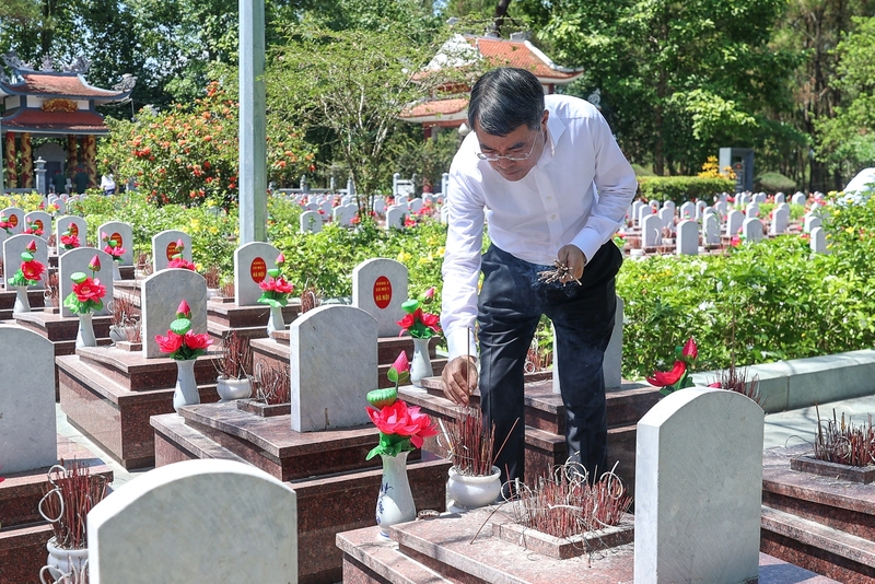 Thủ tướng Lê Minh Hưng thắp hương mộ liệt sĩ tại Nghĩa trang liệt sĩ Quốc gia Trường Sơn - Ảnh: VGP/Nhật Bắc