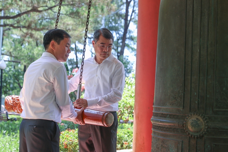 Thủ tướng Lê Minh Hưng thỉnh chuông khi tới dâng hương, dâng hoa tại Nghĩa trang Liệt sĩ quốc gia Trường Sơn - Ảnh: VGP/Nhật Bắc