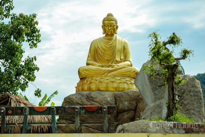 Theo Đại đức Kim Tuệ, thời điểm bắt đầu xây dựng, giao thông lên Mường Lát còn nhiều cách trở, vật liệu vận chuyển khó khăn, điều kiện sinh hoạt thiếu thốn. Thế nhưng, bằng sự chung tay của phật tử gần xa cùng chính quyền địa phương, ngôi thiền viện từng bước được hình thành trên đỉnh đồi Tén Tằn. “Chúng tôi luôn tâm niệm rằng, chùa không chỉ là nơi tu học mà còn là nơi kết nối yêu thương, lan toả sự sẻ chia với đồng bào vùng cao”, Đại đức Kim Tuệ nói.