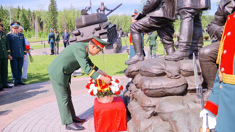 Đại tướng Phan Văn Giang đặt hoa tại Đài tưởng niệm các chiến sĩ tình nguyện Việt Nam từng chiến đấu bảo vệ Moscow trong Chiến tranh Vệ quốc vĩ đại (1941-1945). Ảnh: Thu Trang