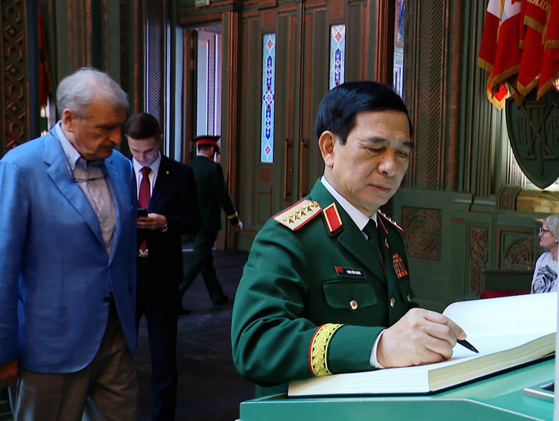 Đại tướng Phan Văn Giang ghi sổ lưu niệm khi tới thăm Tổ hợp bảo tàng “Con đường ký ức” và Nhà thờ chính các lực lượng vũ trang Liên bang Nga. Ảnh: Thu Trang