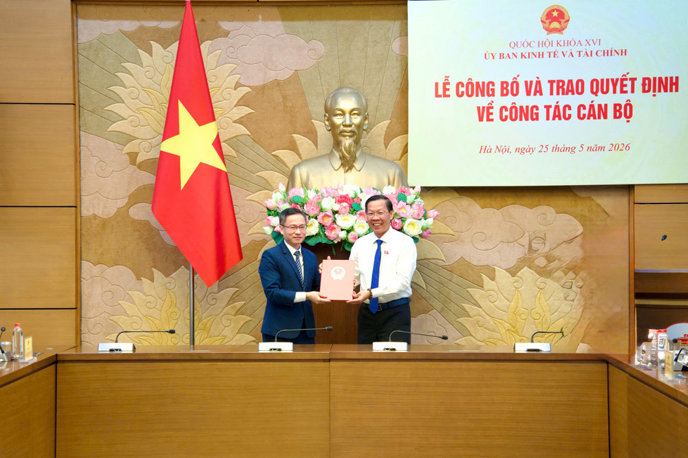 Chủ nhiệm Ủy ban Kinh tế và Tài chính Phan Văn Mãi trao quyết định, chúc mừng Vụ trưởng Vụ Kinh tế và Tài chính Trần Vũ Thanh (ảnh: QH). 5.jpg