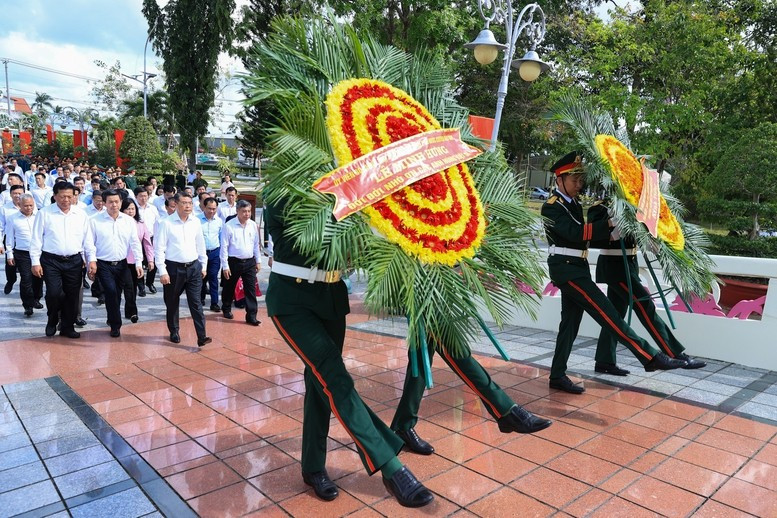 Trước cuộc làm việc, Thủ tướng Chính phủ Lê Minh Hưng và đoàn công tác đã dâng hương, dâng hoa tưởng niệm các anh hùng, liệt sĩ tại Nghĩa trang Liệt sĩ thành phố Cần Thơ - Ảnh: VGP