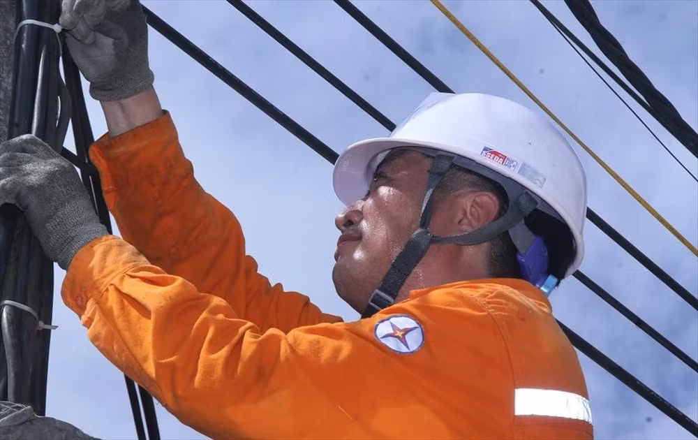 Những hiện tượng thời tiết cực đoan không chỉ tác động trực tiếp đến đời sống người dân và sản xuất nông nghiệp mà còn gây sức ép rất lớn lên công tác vận hành hệ thống điện quốc gia. Ảnh: EVN 1.png