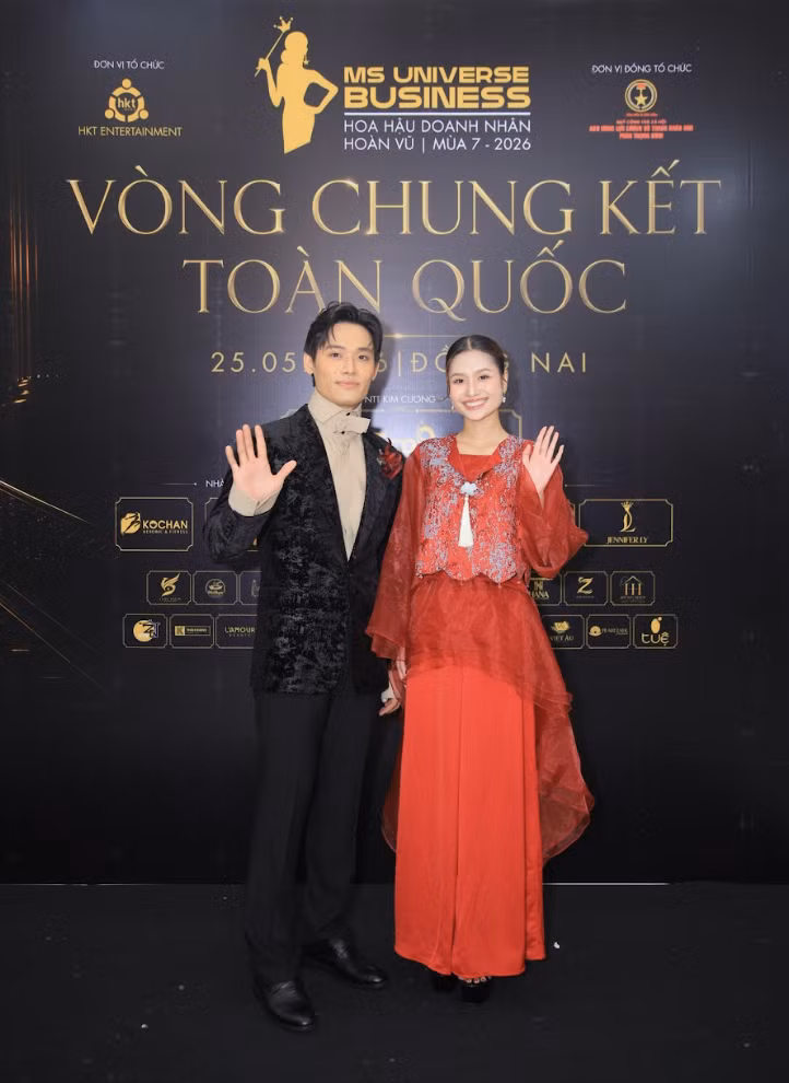 Nam vương Trần Tiến Dũng (bìa trái) chụp hình lưu niệm cùng Hoa hậu Nguyễn Thanh Hà tại sự kiện. Ảnh: Ban tổ chức anh-man-hinh-2026-05-26-luc-094815.png