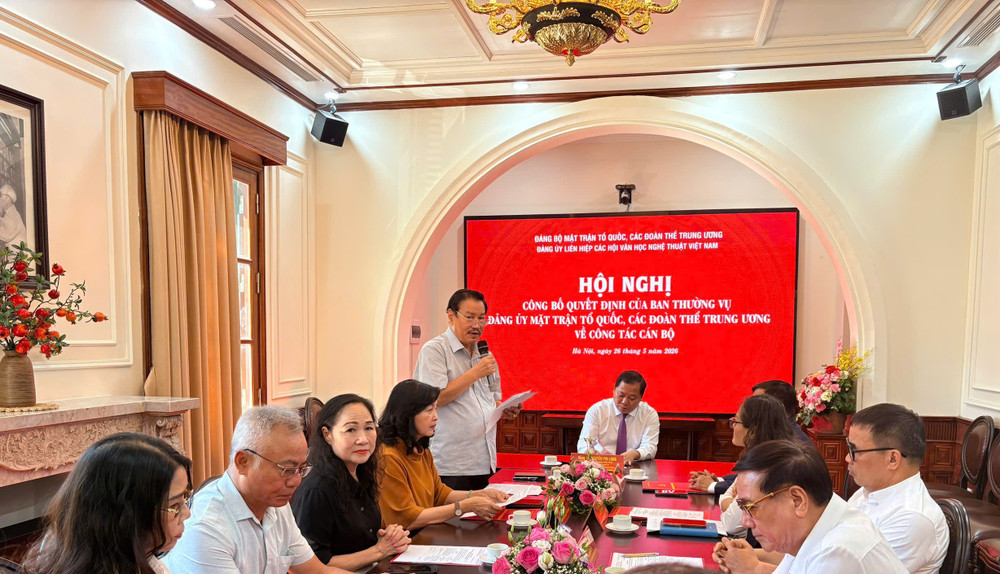Đồng chí Đoàn Thanh Nô - Phó Bí thư phụ trách Đảng ủy, Phó Chủ tịch thường trực Liên hiệp các Hội Văn học nghệ thuật Việt Nam, giới thiệu chào mừng Hội nghị. Ảnh: T.X 1779770906-1779764580530-2126382309141328058-8517172262605122059-0ba9f496a565e69dd39a00d6903fc565.jpg