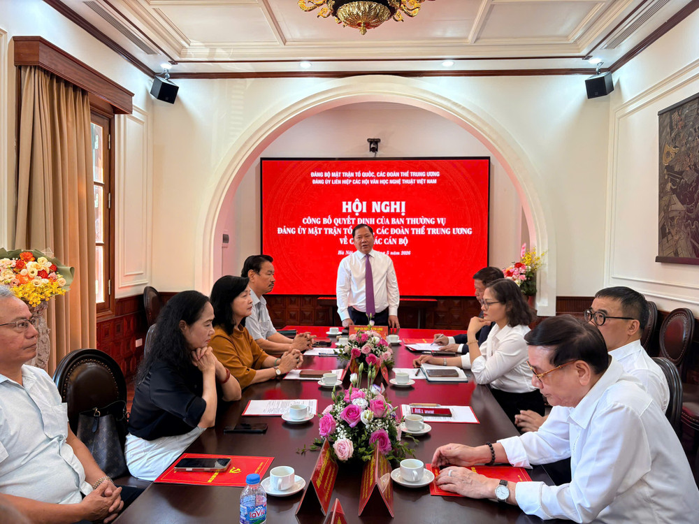 Đồng chí Nguyễn Phi Long, Ủy viên Ban Chấp hành Trung ương Đảng, Phó Bí thư Thường trực Đảng ủy Mặt trận Tổ quốc, các đoàn thể Trung ương, Phó Chủ tịch Ủy ban Trung ương Mặt trận Tổ quốc Việt Nam phát biểu chỉ đạo Hội nghị. Ảnh: T.X 1779771418-1779764580473-2126382309141328058-8517172262605122059-094b4539e4057a11cda0016a36f9559d.jpg