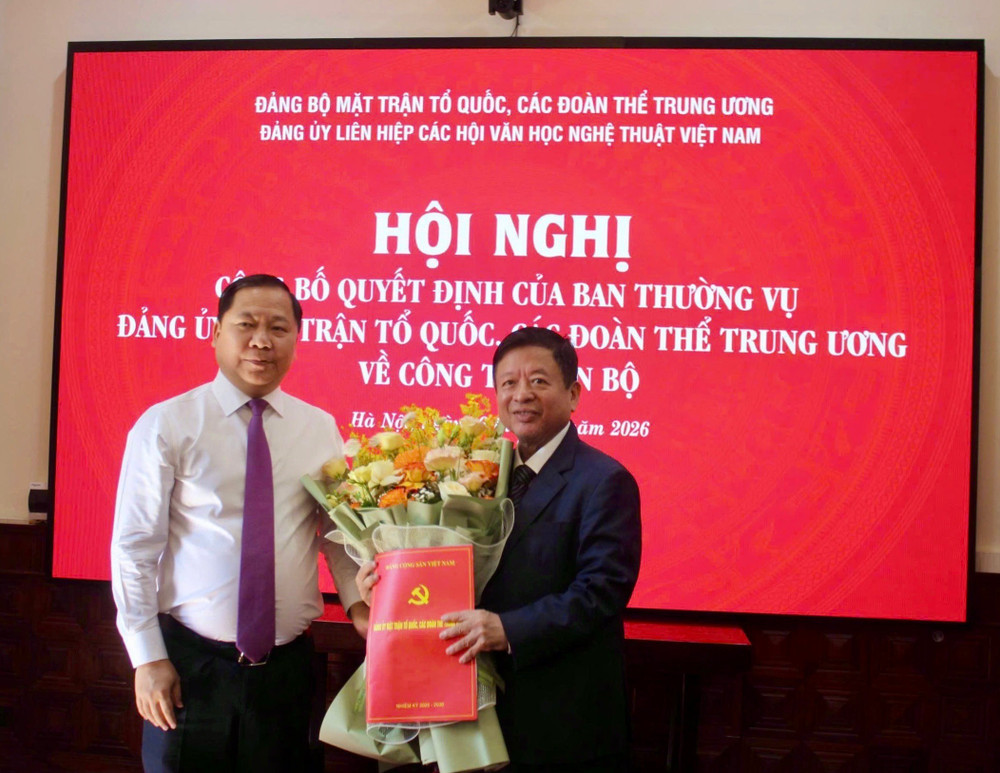 Đồng chí Nguyễn Phi Long, Ủy viên Ban Chấp hành Trung ương Đảng, Phó Bí thư Thường trực Đảng ủy Mặt trận Tổ quốc, các đoàn thể Trung ương, Phó Chủ tịch Ủy ban Trung ương Mặt trận Tổ quốc Việt Nam trao Quyết định của Ban Thường vụ Đảng ủy Mặt trận Tổ quốc, các đoàn thể Trung ương về công tác cán bộ đối với Bí thư Đảng ủy Liên hiệp các Hội Văn học nghệ thuật Việt Nam, nhiệm kỳ 2025-2030 cho đồng chí Đỗ Hồng Quân. Ảnh: Trung Hiền. 1779771180-1779771154882-2126382309141328058-8517172262605122059-e3eec5229c600831609b080eba38c7e4.jpg