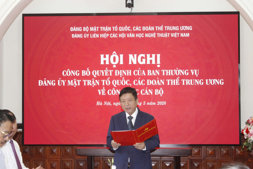 Đồng chí Đỗ Hồng Quân, Bí thư Đảng ủy Liên hiệp các Hội Văn học nghệ thuật Việt Nam, Chủ tịch Liên hiệp các Hội Văn học nghệ thuật Việt Nam phát biểu nhận nhiệm vụ. Ảnh: Trung Hiền 1779771307-1779767425135-5364694512486913611-5364694512486913611-96bfa8db1ef88d0ef7fcd89a9cca6b79.jpg
