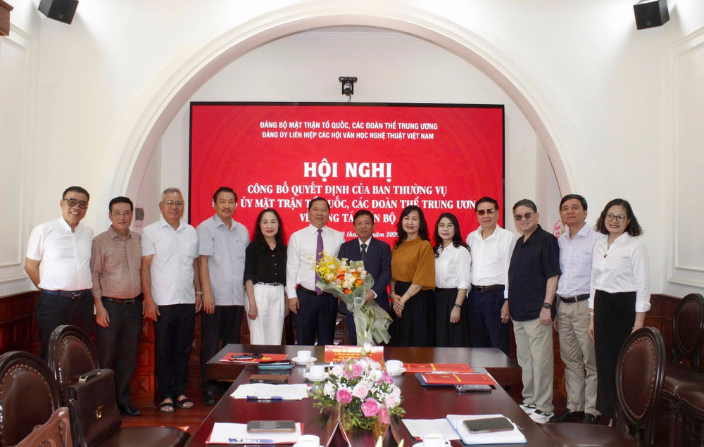 Các đại biểu dự Hội nghị chúc mừng đồng chí Đỗ Hồng Quân. Ảnh: Trung Hiền 1779771703-1779771683069-2126382309141328058-8517172262605122059-f9e96bd8cd6dacaeb2b8ab9e35c1dd0d.jpg