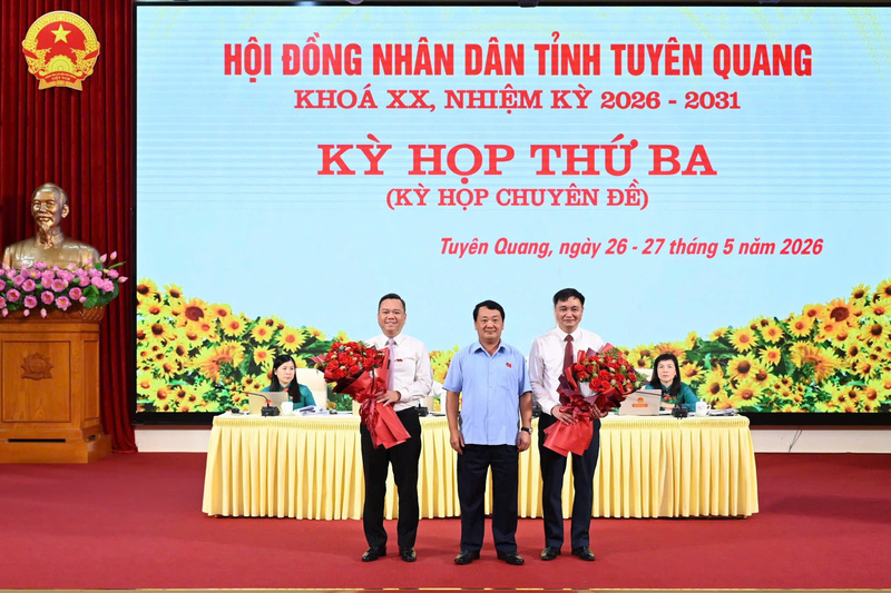 Bí thư Tỉnh ủy Tuyên Quang Hầu A Lềnh tặng hoa chúc mừng 2 đồng chí Phó Chủ tịch UBND tỉnh vừa được bầu. Ảnh: CTTDTTQ