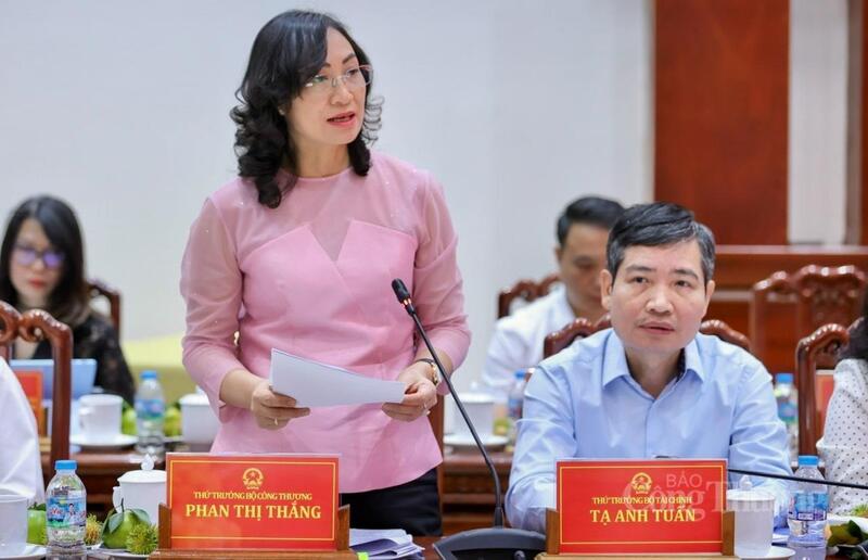 Tại buổi làm việc, Thứ trưởng Bộ Công Thương Phan Thị Thắng phân tích và chỉ ra các hạn chế, điểm nghẽn và nhiều giải pháp thúc đẩy kinh tế.