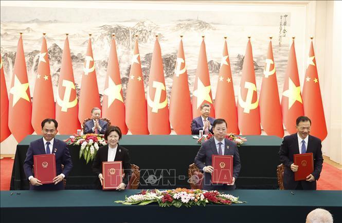 Lễ ký Nghị định thư về yêu cầu kiểm dịch thực vật đối với việc xuất khẩu quả bưởi và quả chanh giữa Bộ Nông nghiệp và Môi trường Việt Nam và Tổng cục Hải quan Trung Quốc; ký Thỏa thuận tăng cường hợp tác Văn hóa Nghệ thuật năm 2026 - 2027 giữa Đài Truyền hình Việt Nam và Đài Phát thanh truyền hình Trung ương Trung Quốc. Ảnh: Thống Nhất/TTXVN