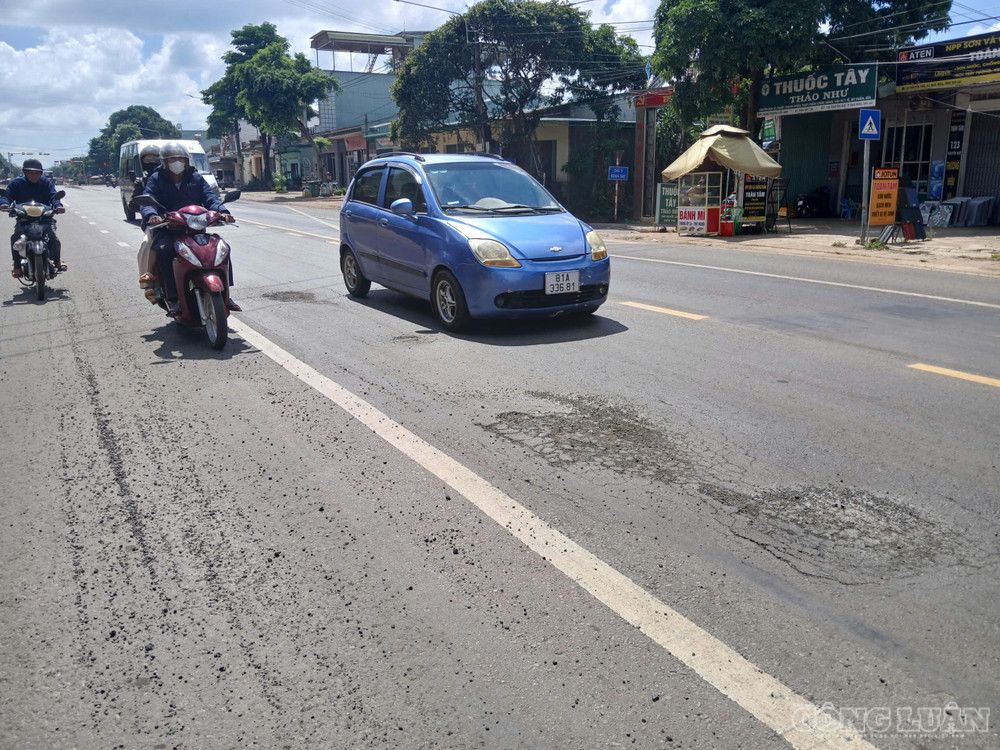 Nhiều vị trí bị hư hỏng bong tróc lớp bê tông nhựa (ảnh Trần Hiền) clo_br_z7873292008534-6da3796a15dde7f63d3ea093bcd09be8.jpg