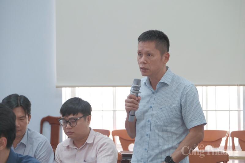Ông Nguyễn Văn Minh, Giám đốc chi nhánh Khu công nghiệp Dốc Đá Trắng phát biểu ý kiến. Ảnh: Duy Tín