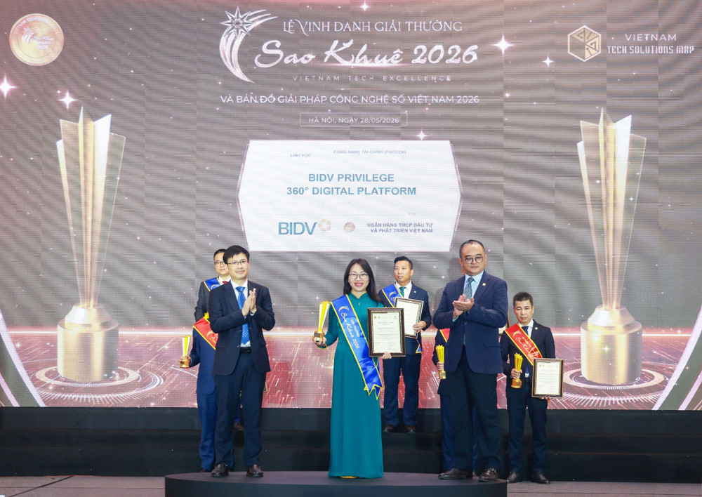 Đại diện Trung tâm Thẻ và Vận hành nhận giải thưởng Sao Khuê 2026 với sản phẩm BIDV Privilege 360o Digital Platform anh-06.jpg