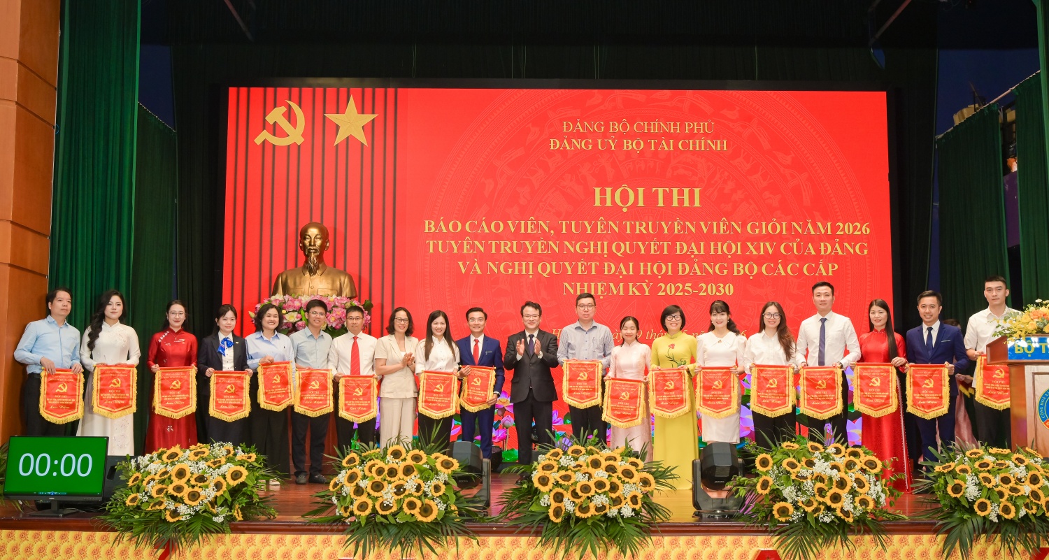 Ban Tổ chức trao cờ lưu niệm cho các thí sinh tham dự. Ban Tổ chức trao cờ lưu niệm cho các thí sinh tham dự.