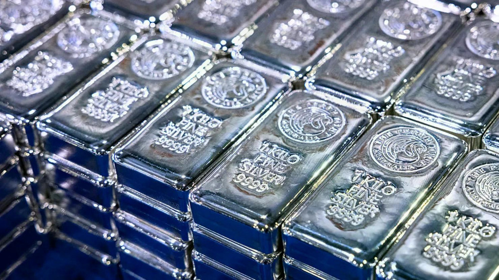 Những thỏi bạc được xếp chồng lên nhau tại nhà máy tinh luyện Perth Mint, do Gold Corp. vận hành, ở Perth, Úc. Ảnh: CNBC. 108268522-1771860212147-gettyimages-2259699243-australia-gold.jpg