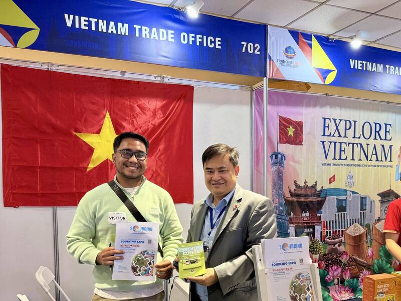 Ông Lê Phú Cường, Tham tán thương mại Việt Nam tại Philippines (bên phải).