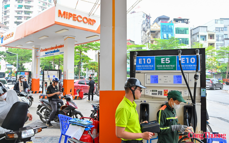Anh Nguyễn Văn Hùng, một khách hàng tại phường Cầu Giấy cho biết: “Tôi đã sử dụng thử xăng E10 trong vài lần gần đây. Xe vận hành bình thường, không có khác biệt đáng kể. Nếu đây là loại nhiên liệu thân thiện với môi trường hơn thì tôi sẵn sàng tiếp tục sử dụng”.