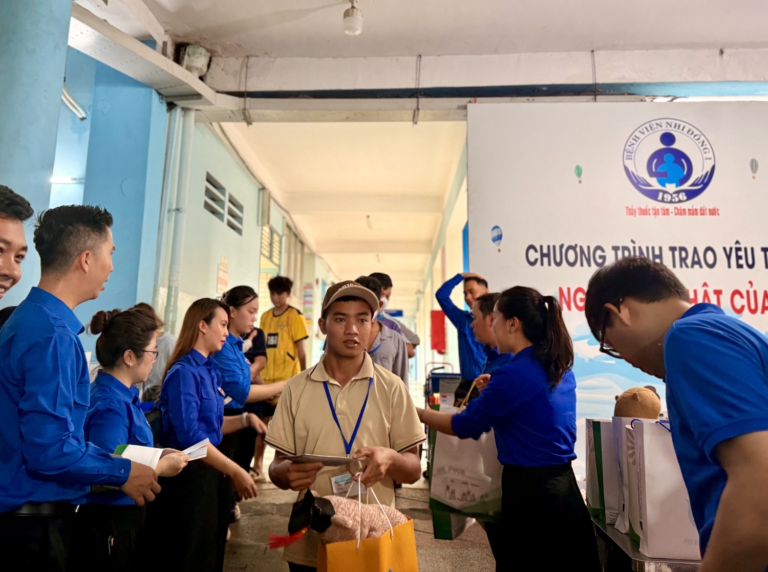 Tuổi trẻ Petrovietnam trao 200 phần quà 1/6 cho bệnh nhi Bệnh viện Nhi đồng 1 Tuổi trẻ Petrovietnam trao 200 phần quà 1/6 cho bệnh nhi Bệnh viện Nhi đồng 1