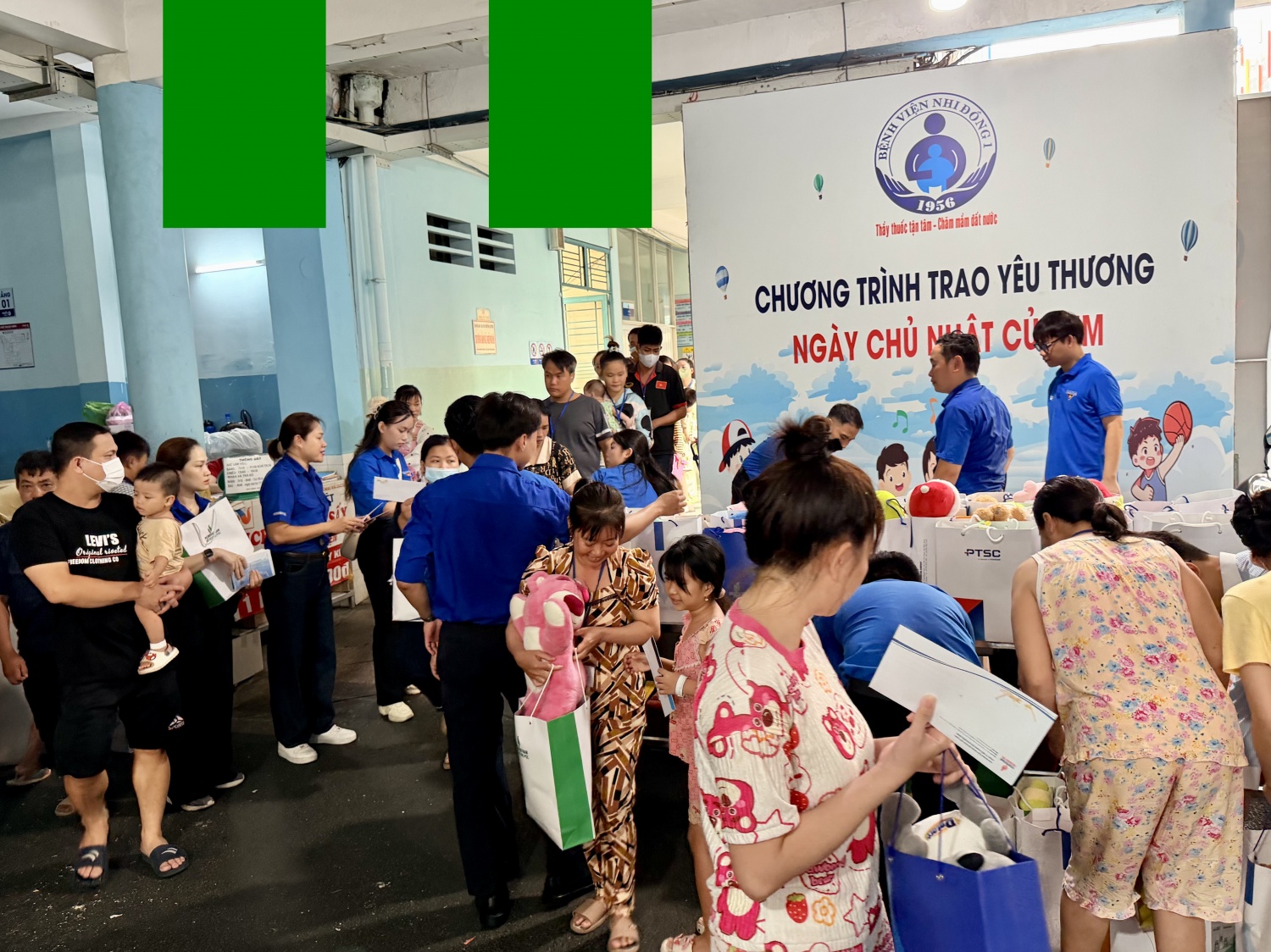 Tuổi trẻ Petrovietnam trao 200 phần quà 1/6 cho bệnh nhi Bệnh viện Nhi đồng 1 Tuổi trẻ Petrovietnam trao 200 phần quà 1/6 cho bệnh nhi Bệnh viện Nhi đồng 1