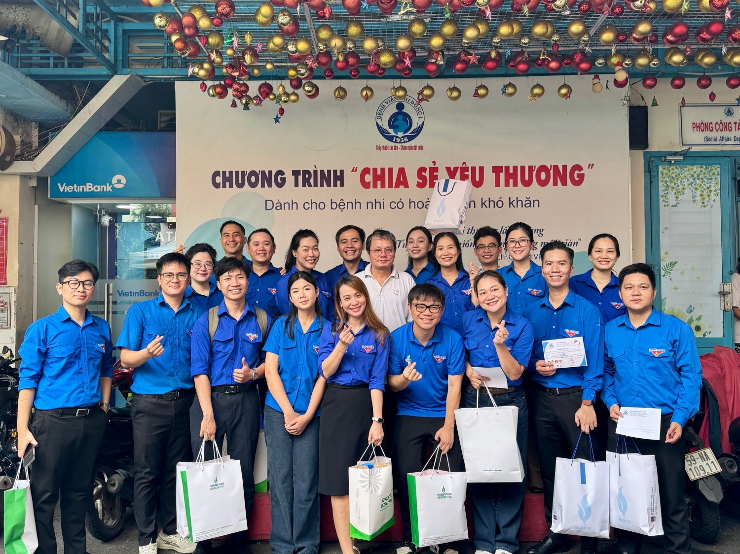 Tuổi trẻ Petrovietnam trao 200 phần quà 1/6 cho bệnh nhi Bệnh viện Nhi đồng 1 Tuổi trẻ Petrovietnam trao 200 phần quà 1/6 cho bệnh nhi Bệnh viện Nhi đồng 1
