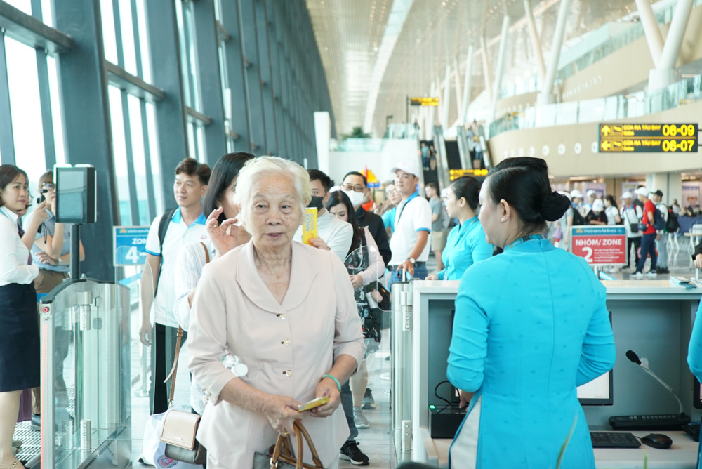 Từ ngày 6/6/2026, Vietnam Airlines chính thức mở rộng chương trình ưu đãi giảm 15% giá vé nội địa dành cho hành khách từ 60 tuổi trở lên trên website của Hãng. 1tngy01.jpg