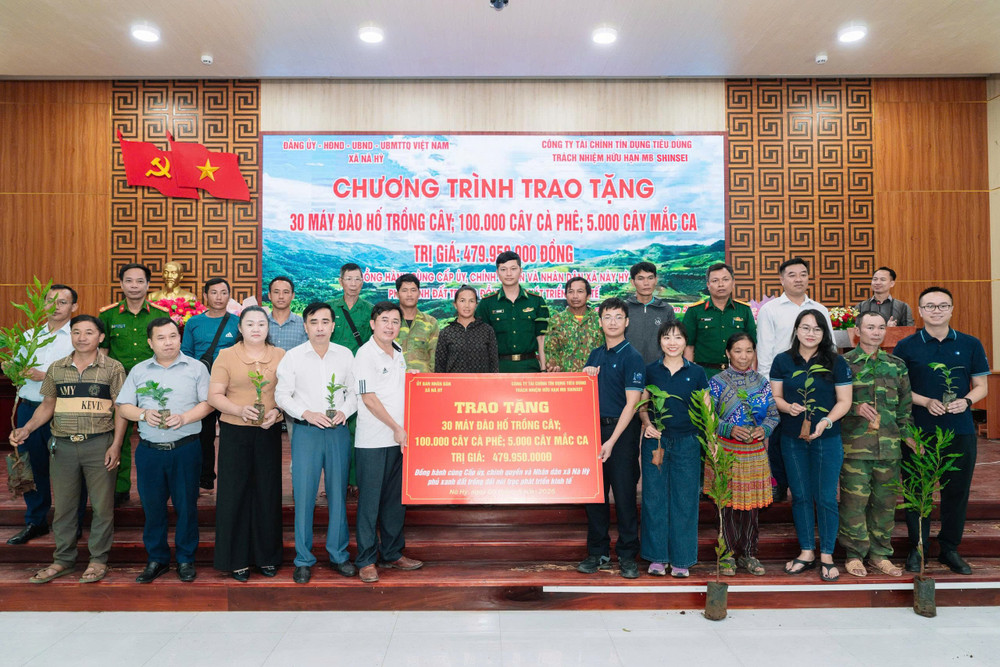 Mcredit trao tặng giống cây trồng và máy đào hố cho người dân xã Nà Hỳ, tỉnh Điện Biên 1000048770.jpg