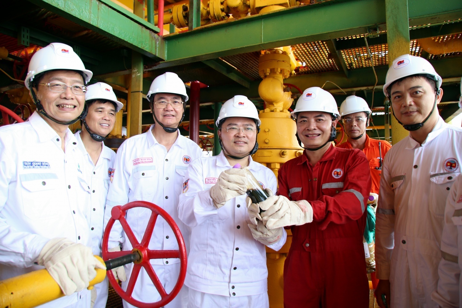 Chủ tịch Tổng Liên đoàn Lao động Việt Nam Nguyễn Anh Tuấn cùng lãnh đạo Tổng Liên đoàn, lãnh đạo Petrovietnam, Công đoàn Tập đoàn thăm hỏi, động viên người lao động Petrovietnam trên giàn CNTT số 2 mỏ Bạch Hổ.