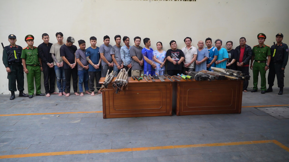 Các đối tượng tại cơ quan công an. (Ảnh: CACC) 2aoboqcff3b0d4gv2rldyze3hdokxznesr0vcsi0.jpg