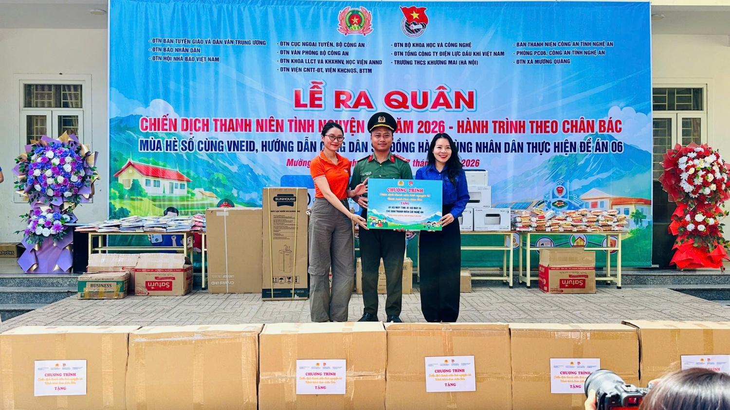 Đoàn Thanh niên PV Power trao tặng quà cho Ban Thanh niên CA tỉnh Nghệ An Đoàn Thanh niên PV Power trao tặng quà cho Ban Thanh niên CA tỉnh Nghệ An