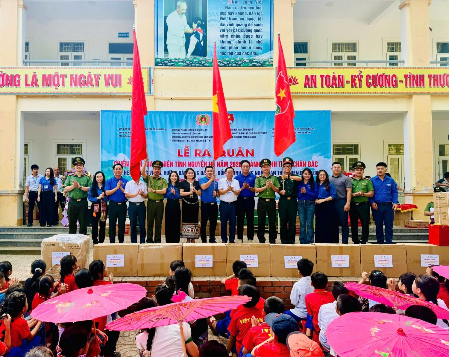 chương trình tình nguyện hè với chủ đề “Hành trình theo chân Bác” chương trình tình nguyện hè với chủ đề “Hành trình theo chân Bác”