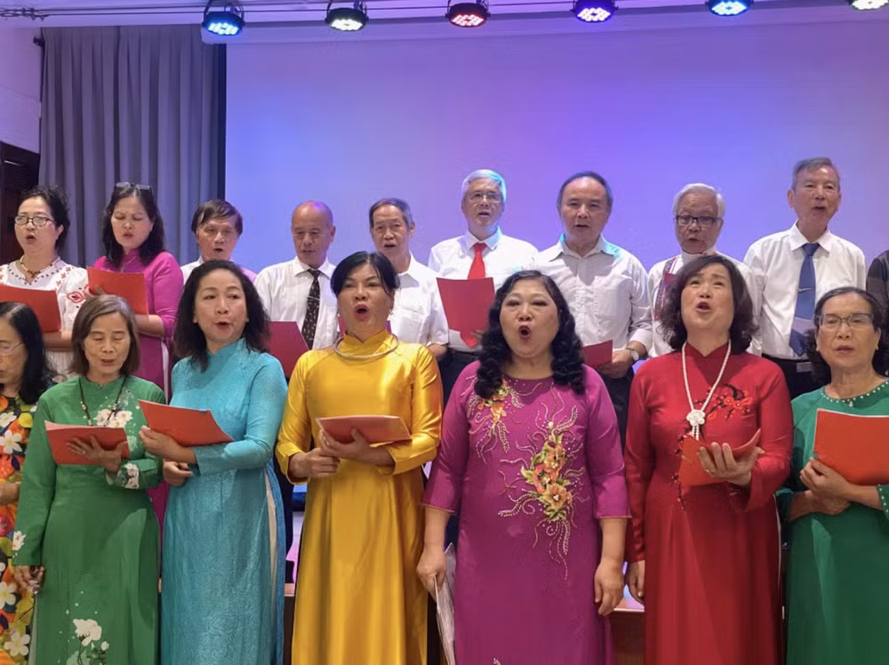 Đoàn nghệ thuật Bạch Dương hát vang ca khúc “Cuộc sống ơi ta mến yêu người” bằng tiếng Nga. Ảnh: Hà Thương anh-man-hinh-2026-06-10-luc-215140.png
